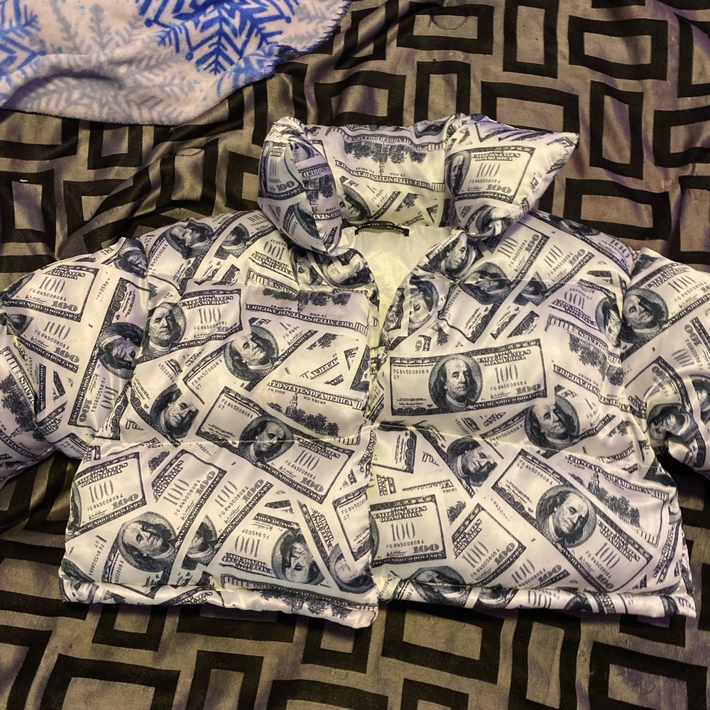 Cropped money puffer coat